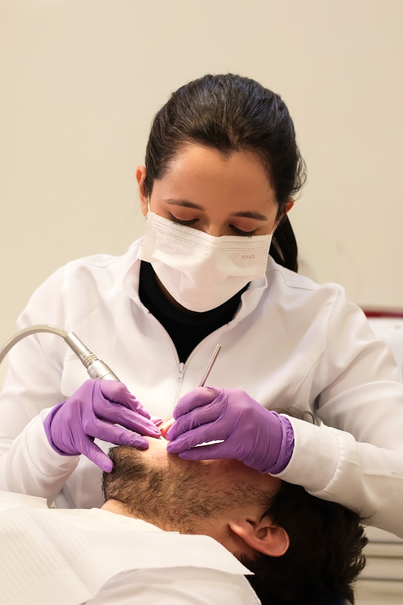 Dra. Isabela Maciel | Clareamento dental, Restaurações, Tratamento de canal - foto 2