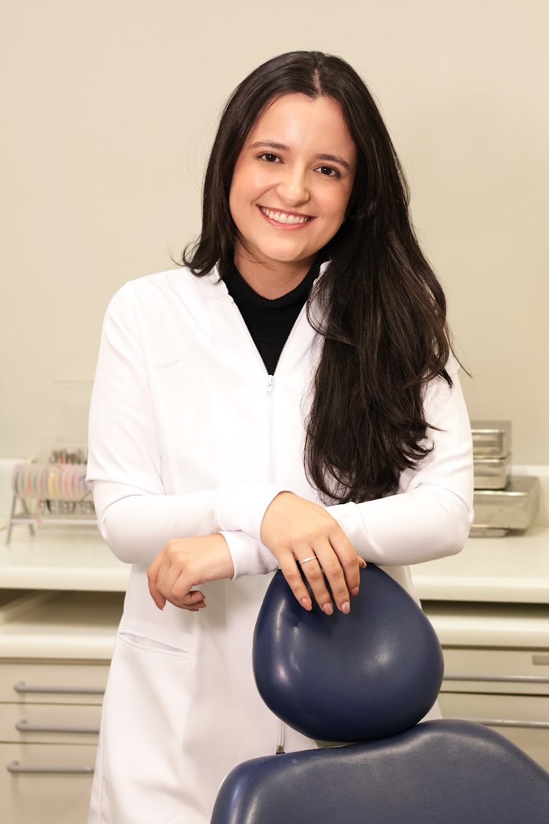 Dra. Isabela Maciel | Clareamento dental, Restaurações, Tratamento de canal