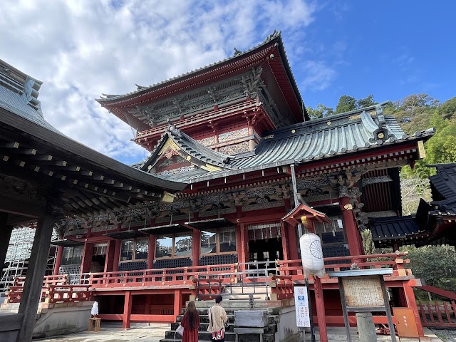 Shizuoka Sengen Shrine, ~11 min train + 10 min bus/walk from Shimizu cruise port