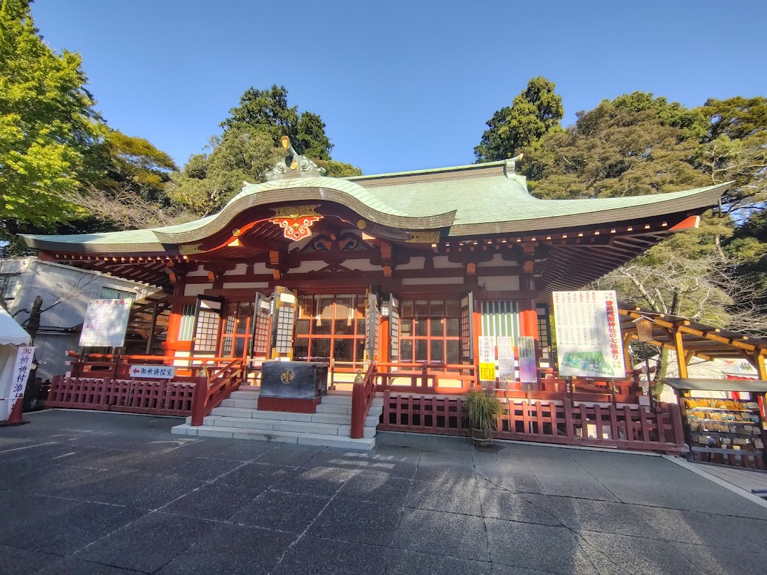 The lacquered halls of Shizuoka Sengen Shrine in late-afternoon light