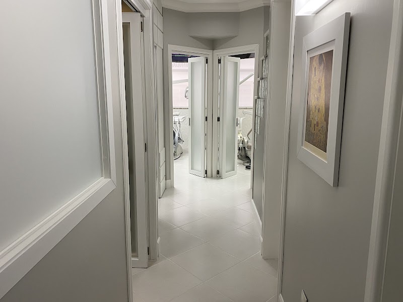 WK•R ODONTOLOGIA | Dentista Porto Alegre | Lente de Contato Dental / Implante Dentário / Invisalign / Zona Norte Porto Alegre - foto 4