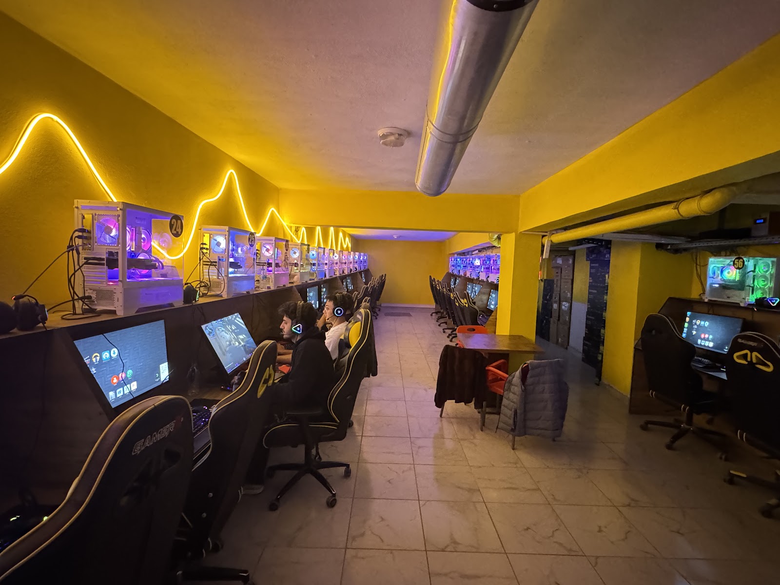CAFE İSTANBUL E-spor SİMİLASYON VE İNTERNET CAFE mekanı