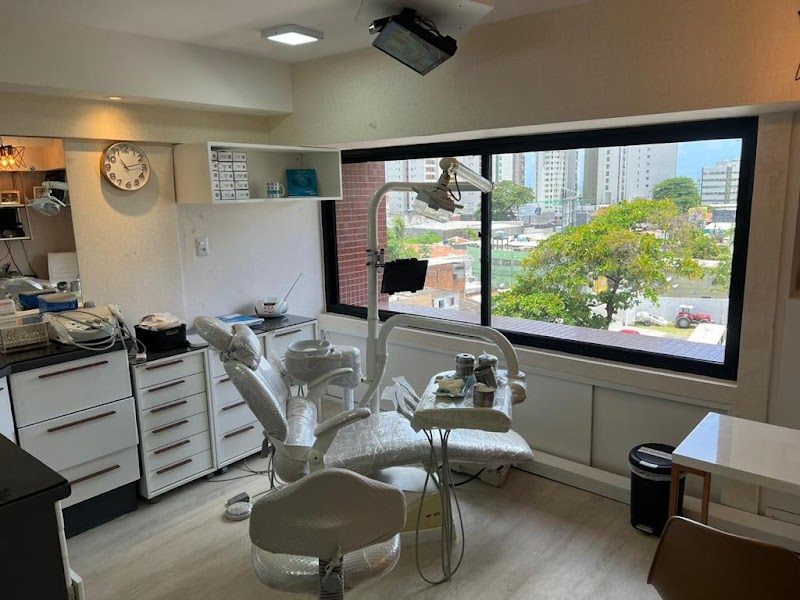 Dra. Roberta Lins | Dentista - Recife