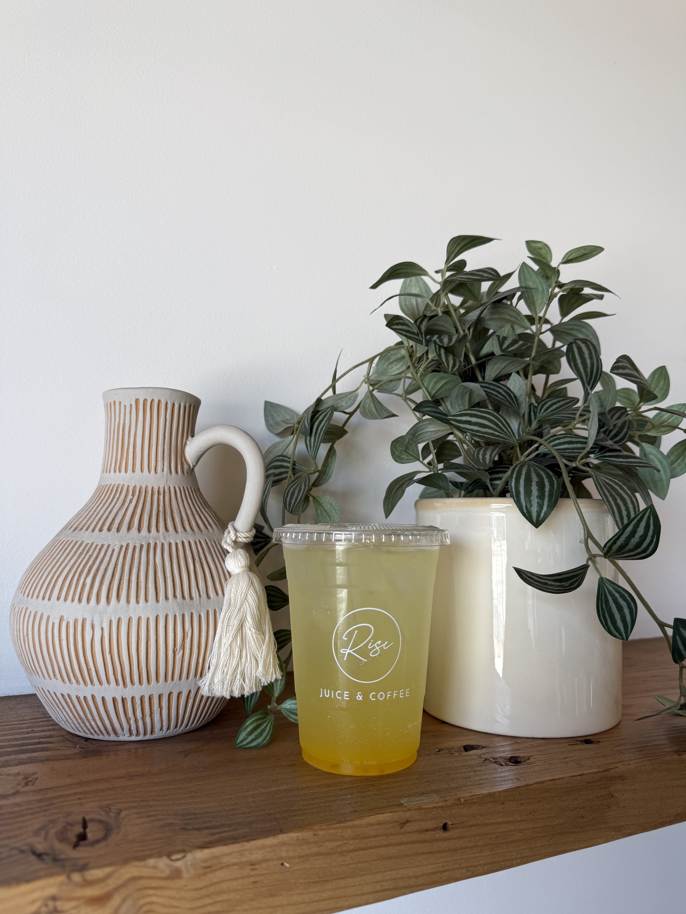 Rise Juice & Coffee Hollywood - Photo 3