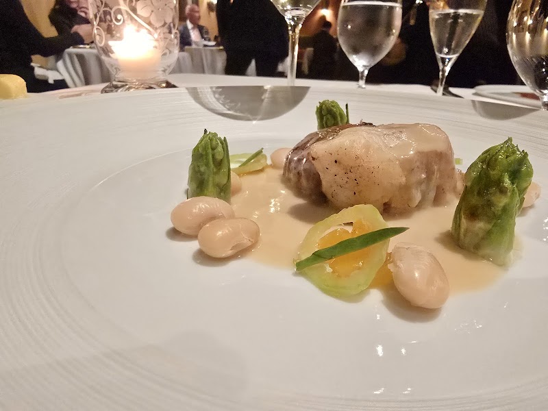 Expert wine pairings by a knowledgeable sommelier