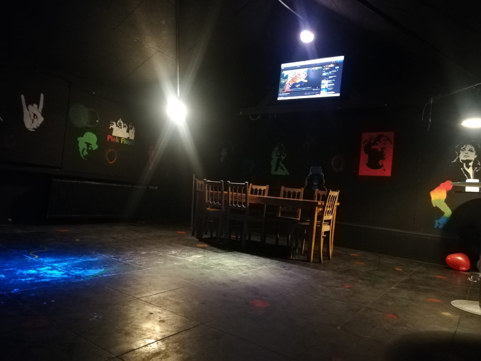 Tiesto Cafe Karaoke mekanı
