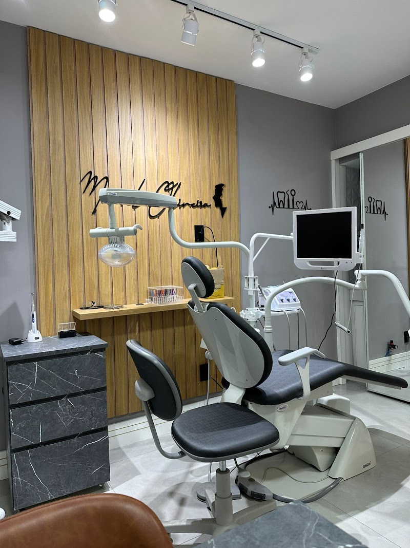 Dra Manuela Oliveira - Dentista - Ortodontista - Alinhador invisível - Invisalign - SouSmile - Implante dentário - Recreio - foto 2