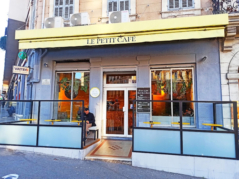 Le petit café fotoğraf 1