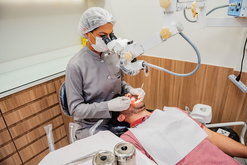 Dra Carolina Santos - Endodontia Microscópica