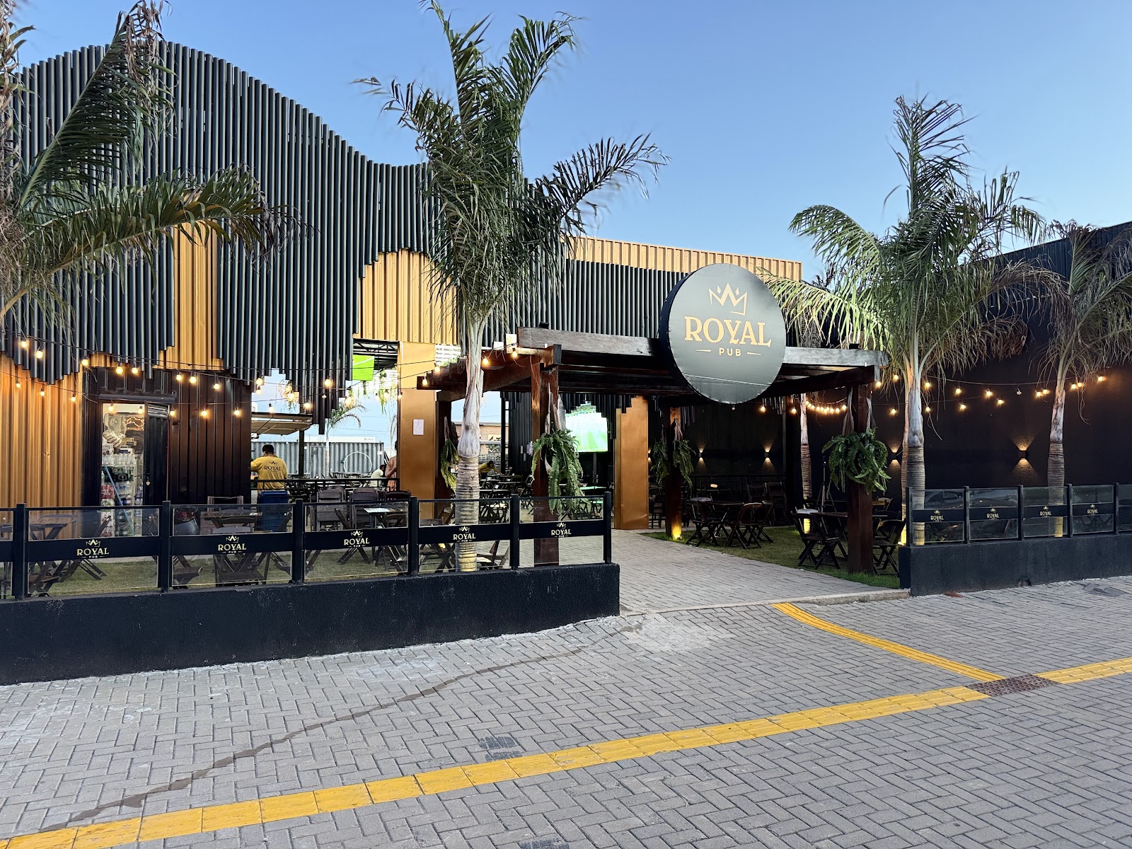 Royal Pub mekanı