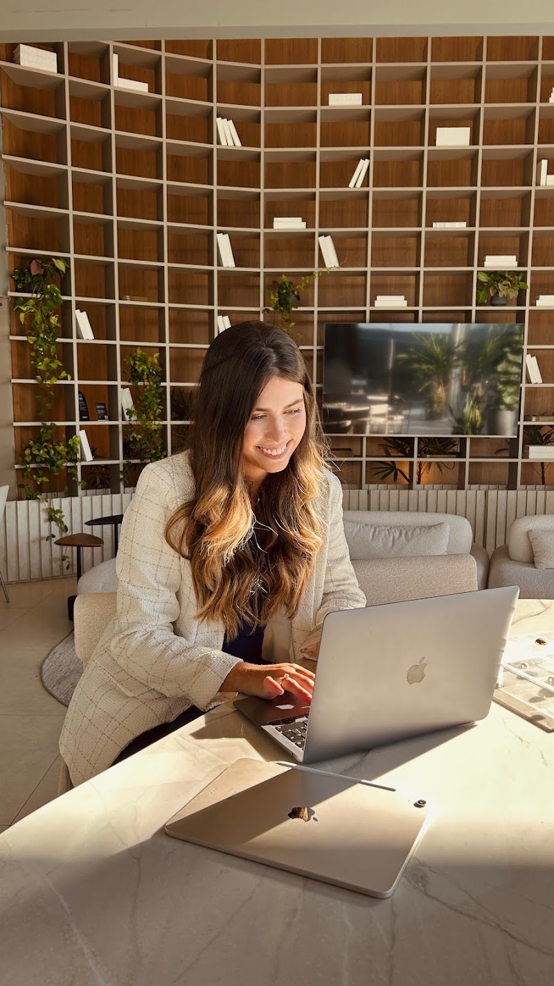 Dra Ana Beatriz Lopes | Dentista em Natal | Clareamento | Limpeza | Urgências | Restaurações - foto 2