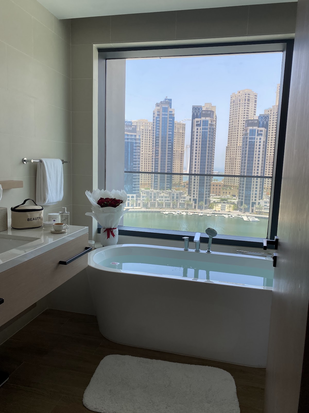 Vida Dubai Marina & Yacht Club 4