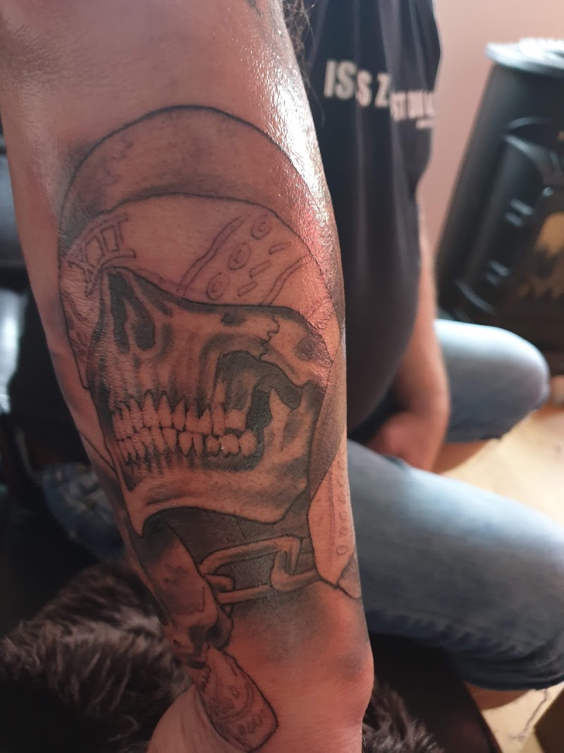 Zwart-wit schedel met bandana en ketting op onderarm.