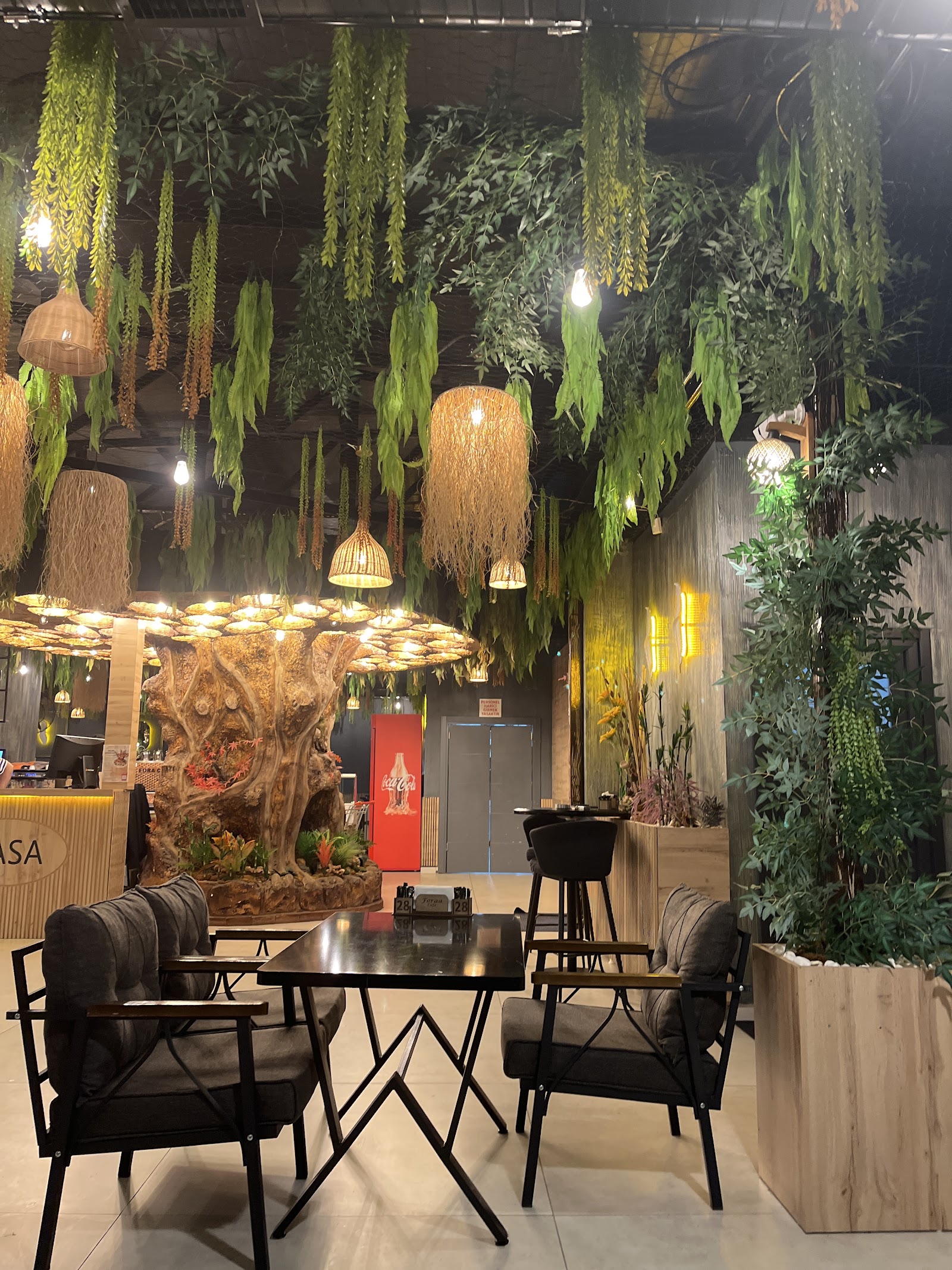 FORAA CAFE RESTAURANT mekanı