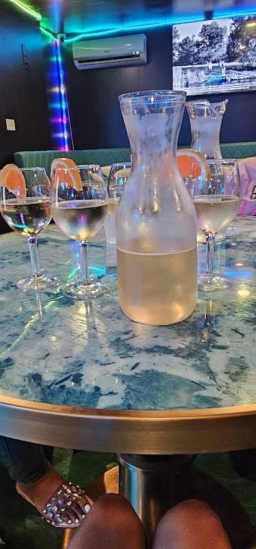 Bar on the Ave photo 3