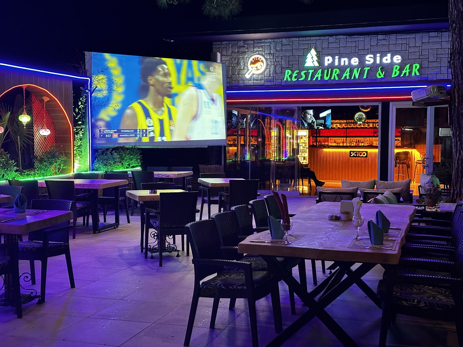 Pine side Steak &house restaurant & bar mekanı