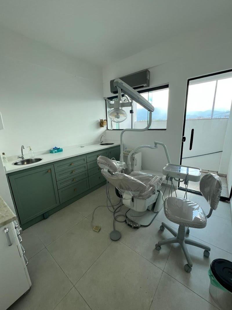 Dentista Resende - Dra Karla Mirella