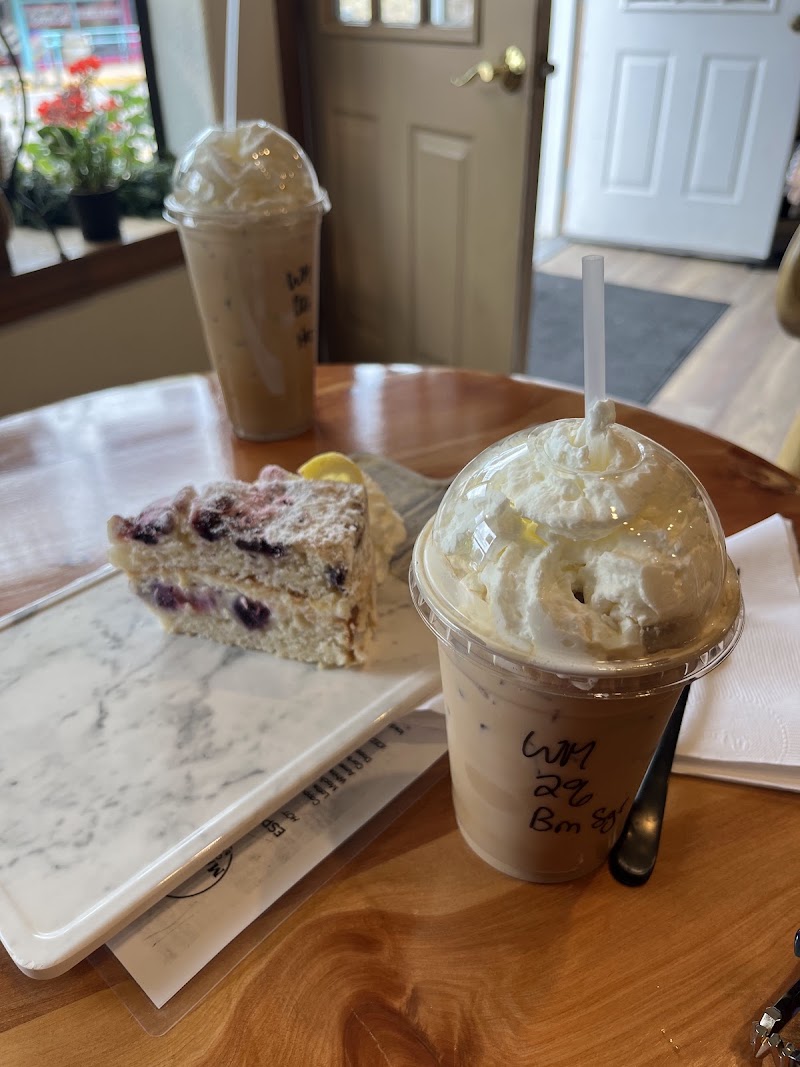 MANOLI COFFEE & BOUTIQUE photo 3