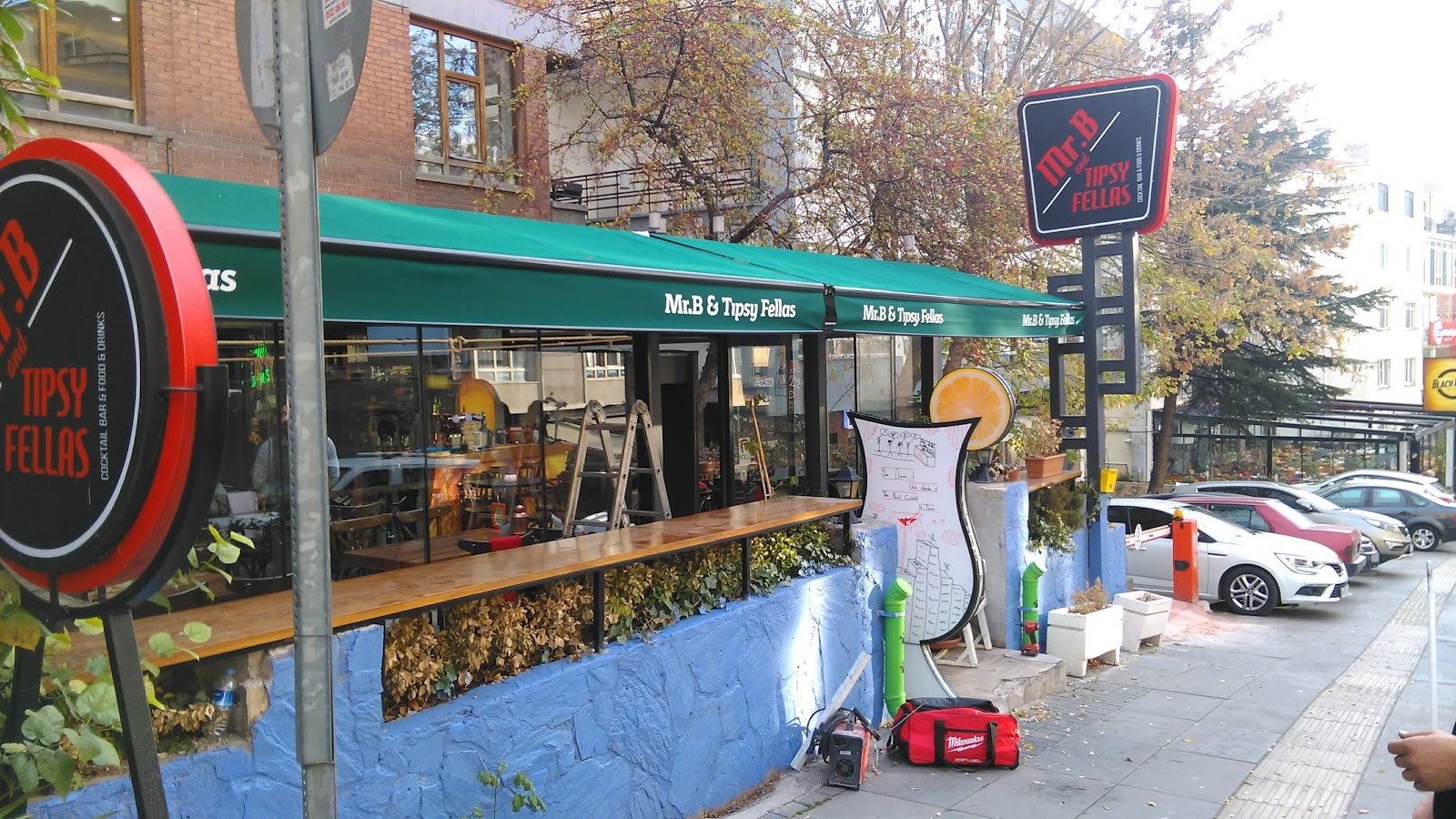 Mr.B Cocktail Bar mekanı