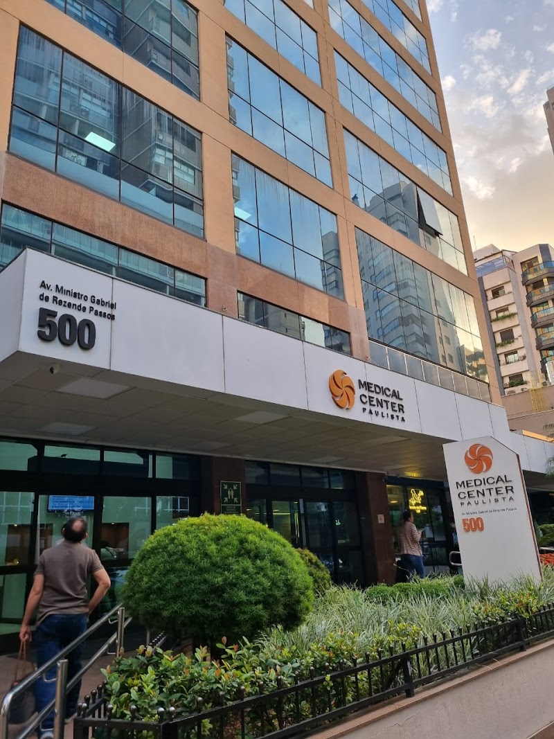 Dra. Luciana Thomaz - Endodontista e Periodontista - foto 2