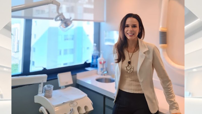 Dra. Luciana Thomaz - Endodontista e Periodontista