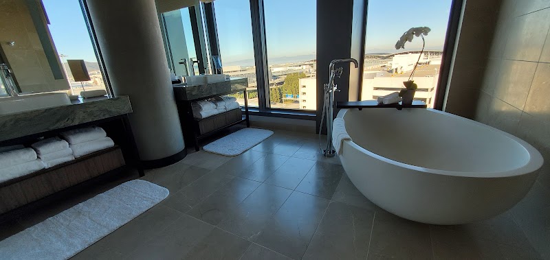 24-hour coffee shop and in-room soaking tubs