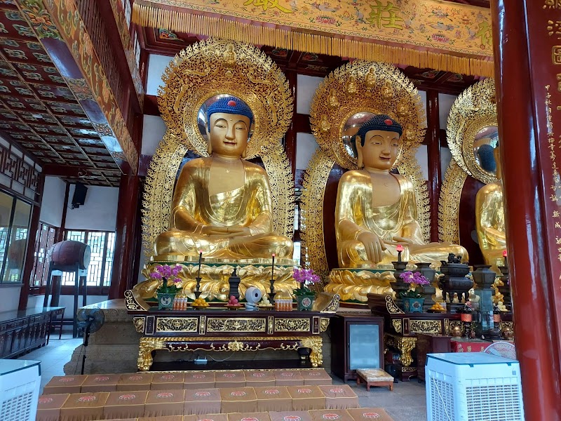 Temple of the Six Banyan Trees photo 3