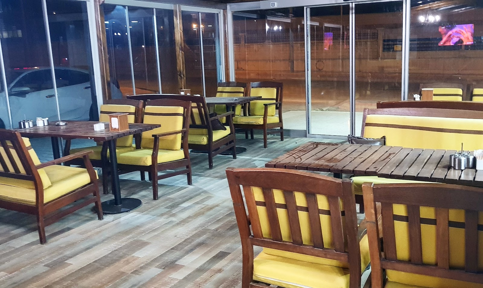 Piramit Cafe Nargile mekanı