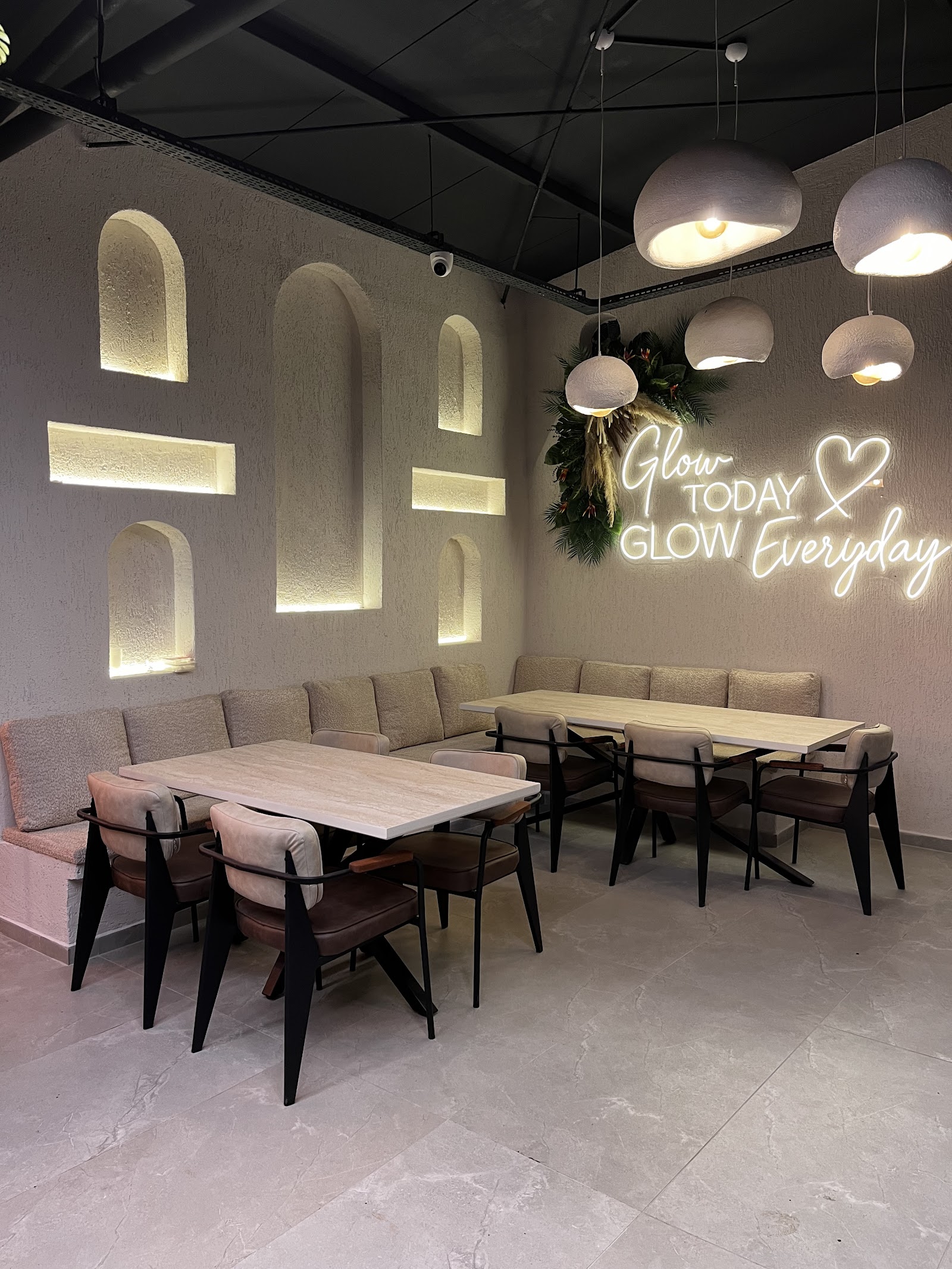 Glow Garden Cafe & Breakfast mekanı