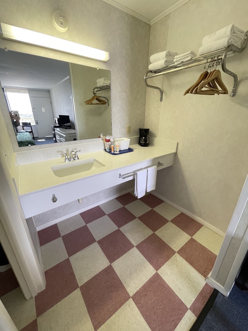 Breezeway Motel photo 5