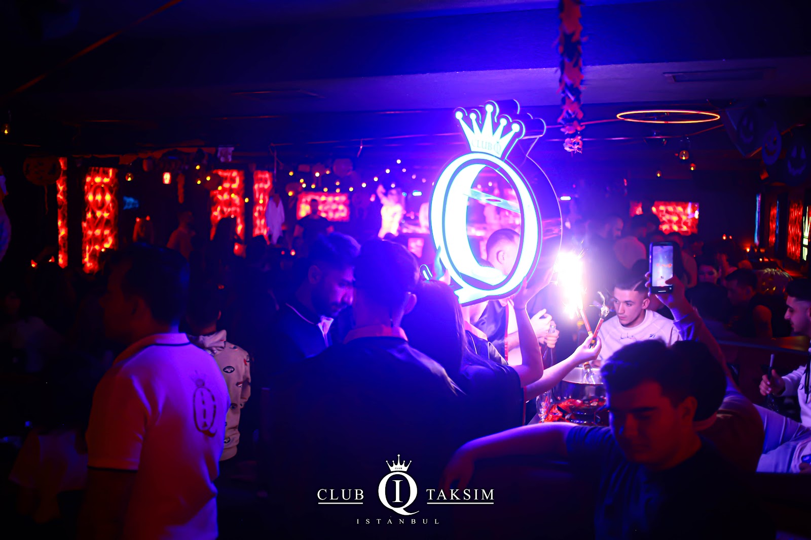 CLUB IQ mekanı